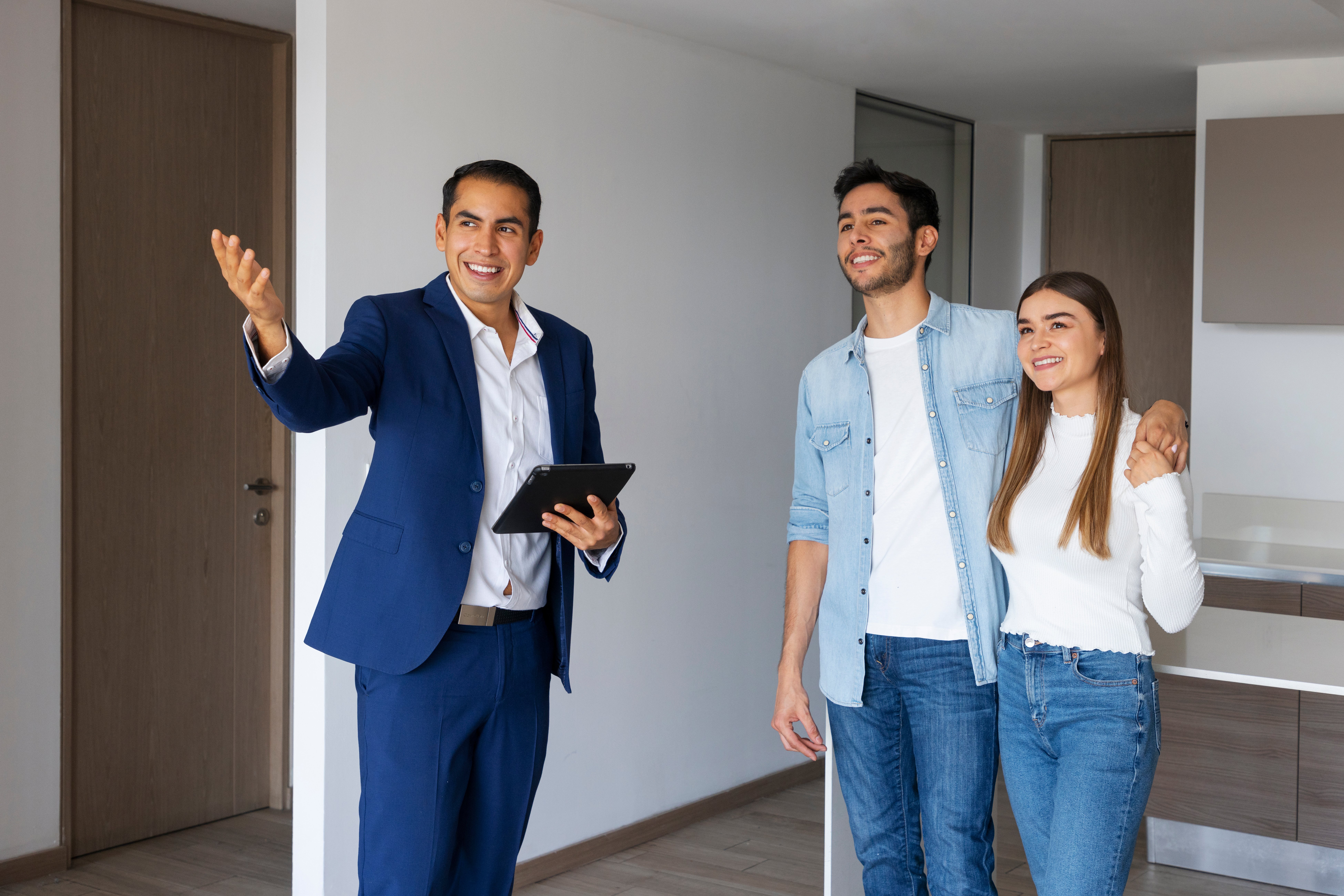 medium-shot-couple-talking-real-estate-agent
