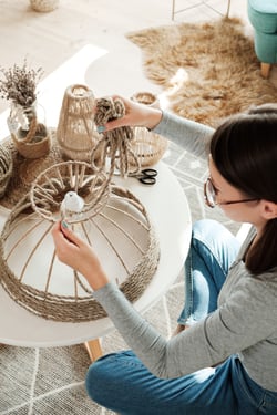 woman-makes-handmade-diy-lamp-from-jute-rope